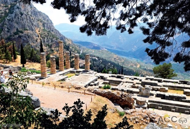 «Пуп Земли». Греция, храм Аполлона в Дельфах.